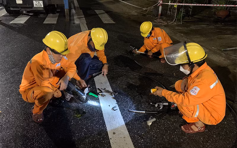 Công nhân điện lực các địa phương miền Trung – Tây Nguyên tập trung khắc phục sự cố sau mưa bão, sớm cấp điện trở lại phục sản xuất, đời sống