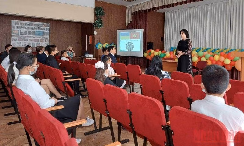 Dạy tiếng mẹ đẻ cho con em người Việt Nam tại Ukraine -0