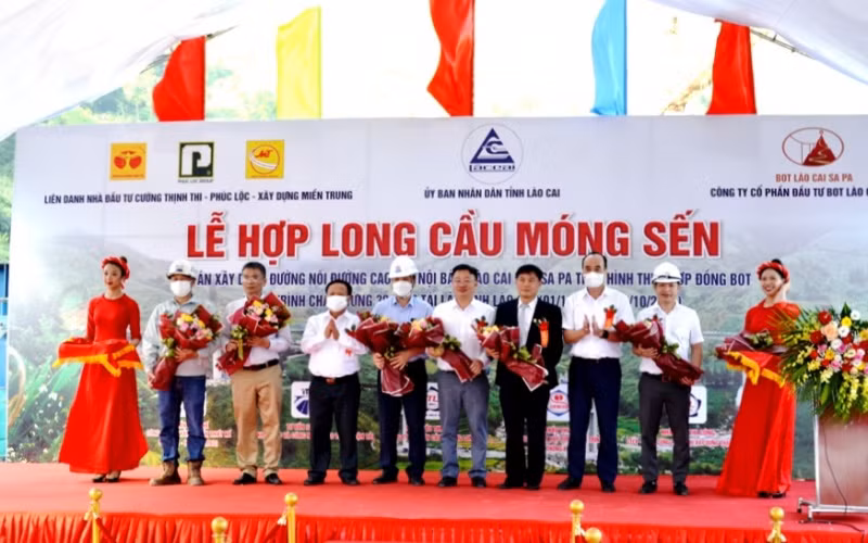 Hợp long cầu cạn Móng Sến cao nhất Việt Nam, nối cao tốc Nội Bài - Lào Cai với Khu du lịch quốc gia Sa Pa. 