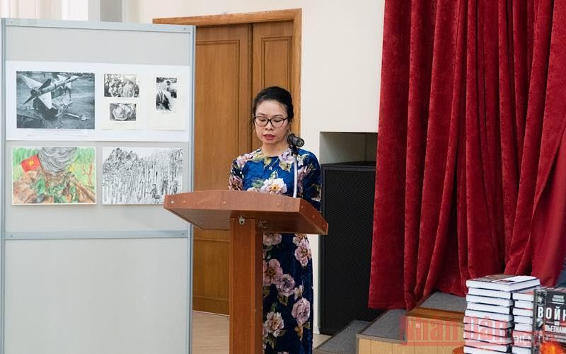 Đại biện lâm thời Đại sứ quán Việt Nam tại LB Nga Nguyễn Quỳnh Mai khẳng định: “Đại thắng mùa Xuân năm 1975 là một trang sử hào hùng trong lịch sử Việt Nam” (Ảnh: Quế Anh) Mít tinh kỷ niệm 46 năm thống nhất đất nước tại Nga -0