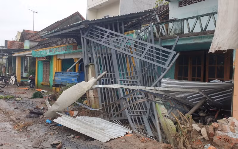 Xe container tông hư hỏng nhiều nhà dân dọc QL 1A.