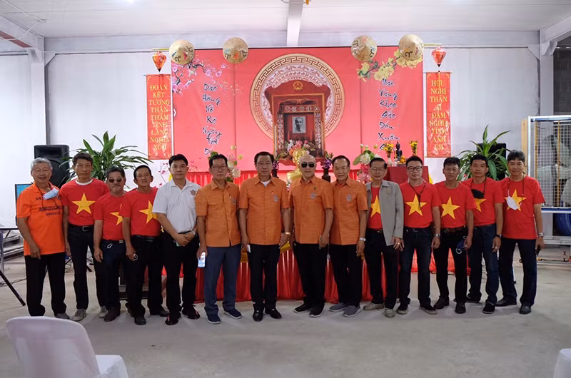 Hội người Việt Nam tỉnh Udon Thani dâng hương tưởng nhớ Chủ tịch Hồ Chí Minh ngày 1/2.