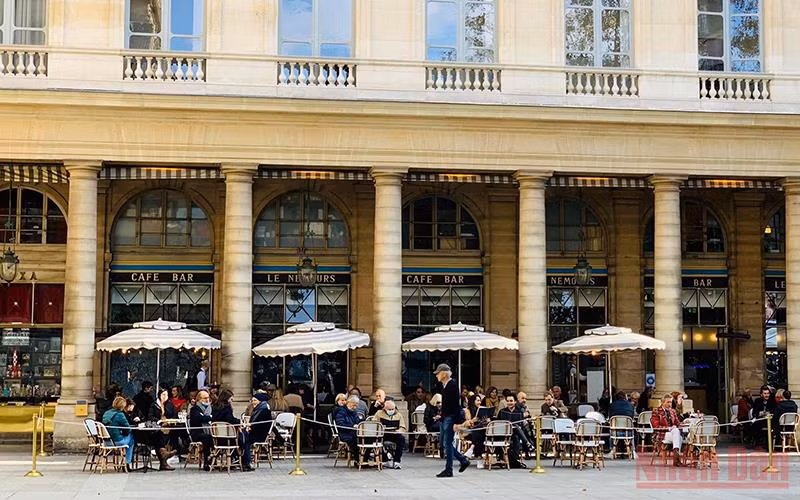 Từ ngày 14/3, khách tới các địa điểm ăn uống, giải trí và sự kiện đông người tại Pháp không phải trình chứng nhận tiêm chủng.