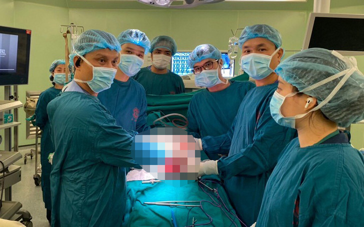 Ca mổ kéo dài gần 9 giờ. Tạo hình lại đường tiêu hóa trên cho nữ bệnh nhân bị hỏng thực quản, dạ dày -0