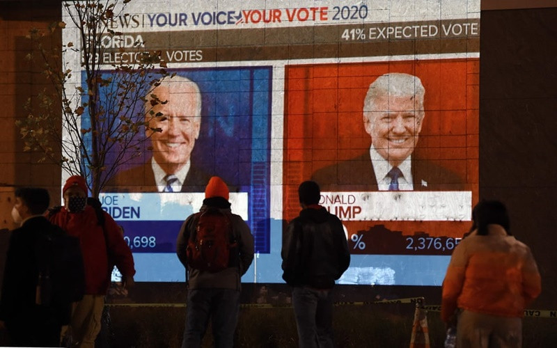 Người dân tại Washington, D.C. theo dõi kết quả bầu cử của Florida. (Ảnh: Getty Images) Ứng viên Joe Biden thắng 131 phiếu đại cử tri, ứng viên Donald Trump giành 92 phiếu -0