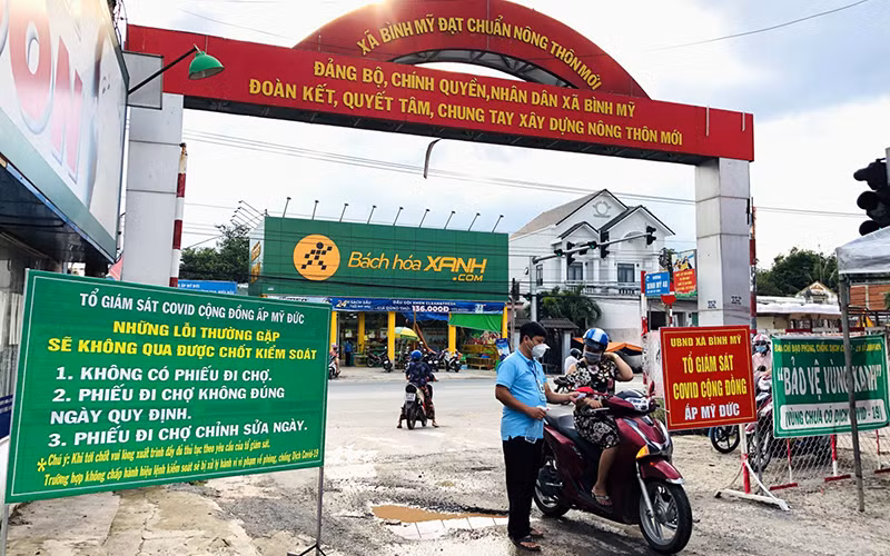 Tổ Covid cộng đồng ấp Mỹ Đức, xã Bình Mỹ, huyện Bắc Tân Uyên (Bình Dương) tham gia kiểm soát phòng, chống dịch bệnh. Ảnh: HƯNG PHƯỚC