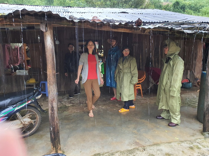 Đồng chí Nguyễn Thị Liên, Bí thư huyện Tu Mơ Rông và đồng chí Võ Sỹ Chung, Trưởng đoàn công tác số 5, kiểm tra bão lũ tại huyện Tu Mơ Rông và vận động di dời bà con đến nơi an toàn. a1.jpg -0