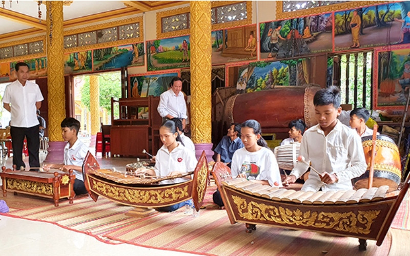 Thiếu nhi dân tộc Khmer trình diễn dàn nhạc ngũ âm. Đến với xứ Gò Quao -0