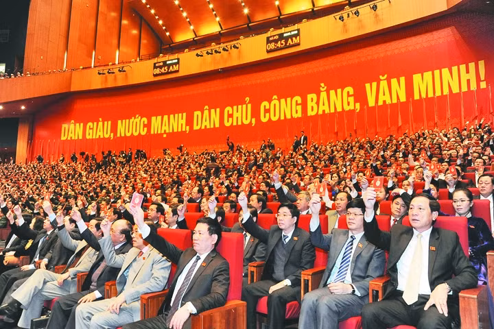 Các đại biểu biểu quyết tại Đại hội XII của Đảng. 