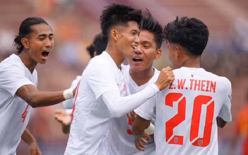 Các cầu thủ U23 Myanmar ăn mừng bàn thắng trong trận gặp U23 Timor Leste chiều 8/5. (Ảnh: 24h.com.vn)