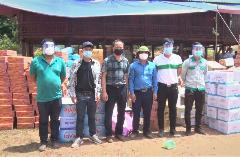 Ông Nguyễn Chí Ba cùng đại diện doanh nghiệp thành viên HHDN tỉnh Điện Biên trao quà hỗ trợ nhân dân huyện Nậm Pồ. Tình người nơi “ổ dịch” vùng biên -0