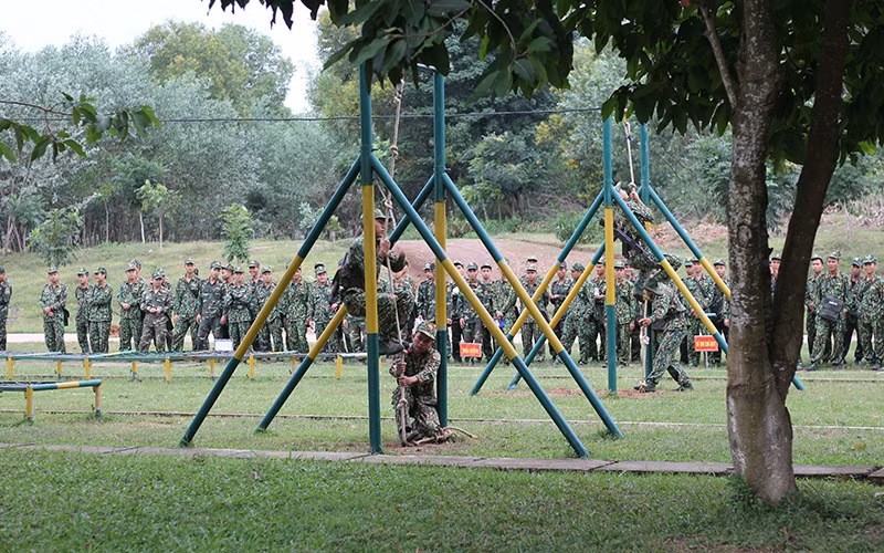 Chiến sĩ Trung đoàn 143, Sư đoàn 315 (Quân khu 5) trong giờ huấn luyện thể lực.