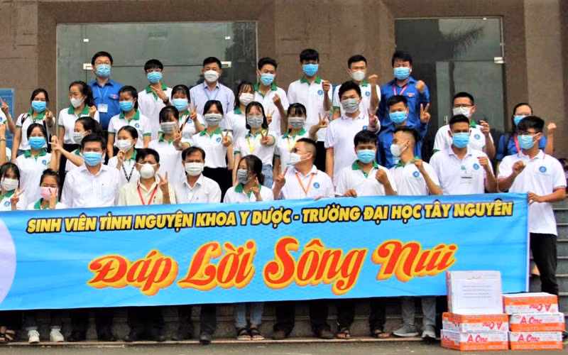 Các sinh viên tình nguyện Khoa Y dược Trường Đại học Tây Nguyên tại buổi xuất quân lên đường hỗ trợ tỉnh Bình Dương phòng, chống dịch Covid-19.