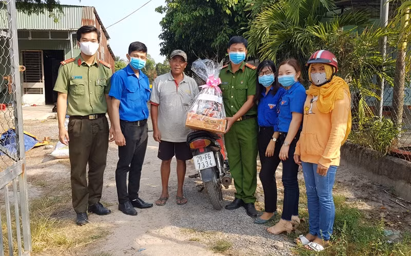 Đoàn viên Thanh niên Tây Ninh tặng quà người dân nghèo bị mất việc làm do dịch Covid-19.