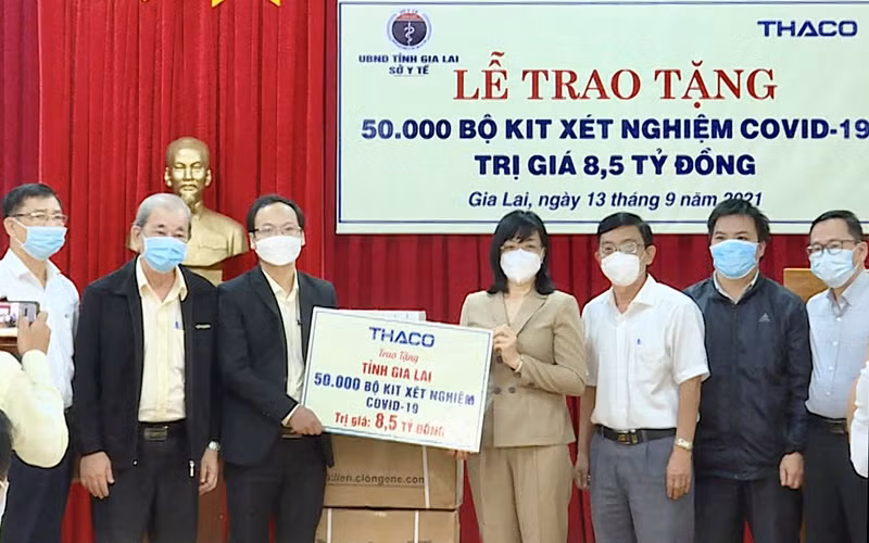 Bà Nguyễn Thị Thanh Lịch (phải) Phó Chủ tịch UBND tỉnh tiếp nhận quà tặng từ THACO.