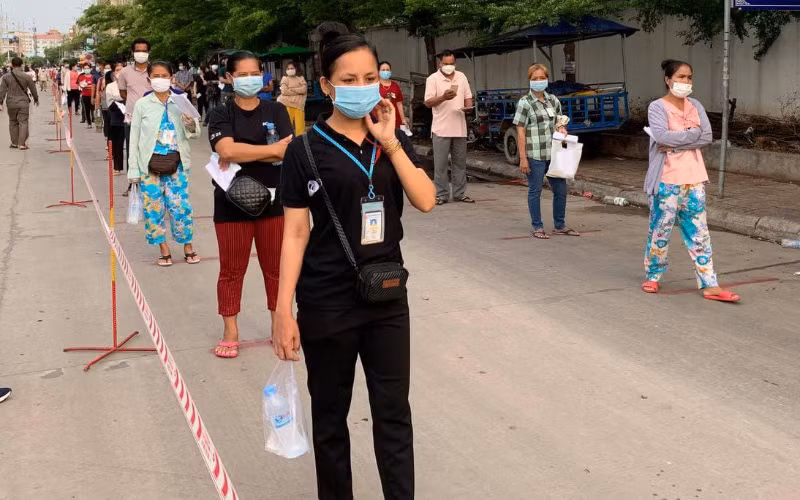 Người dân giữ khoảng cách an toàn trong một khu vực tiêm Vaccine ở Phnom Penh (Ảnh: Fresh News)