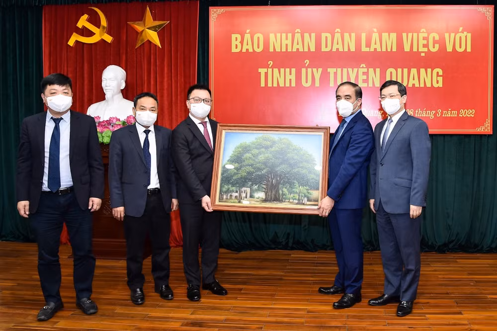 Báo Nhân Dân thăm và tặng quà tại tỉnh Tuyên Quang -0