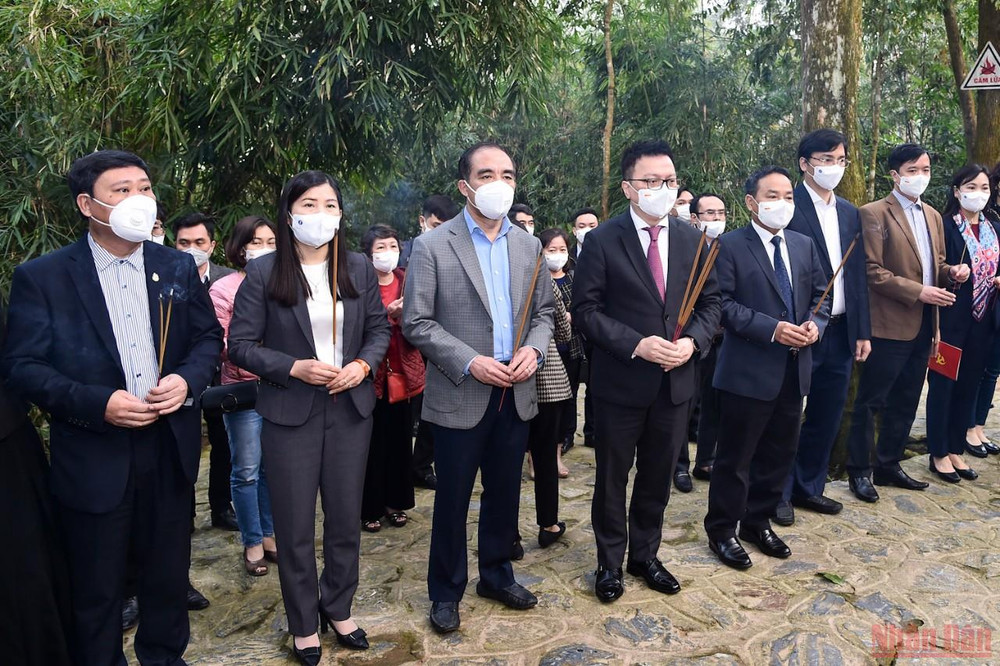 Đoàn công tác Báo Nhân Dân cùng lãnh đạo tỉnh Tuyên Quang dâng hương tại Lán Nà Nưa. Báo Nhân Dân thăm và tặng quà tại tỉnh Tuyên Quang -0