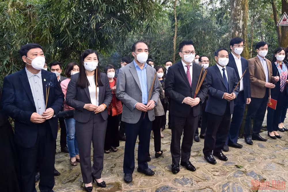 Báo Nhân Dân thăm và tặng quà tại tỉnh Tuyên Quang -0