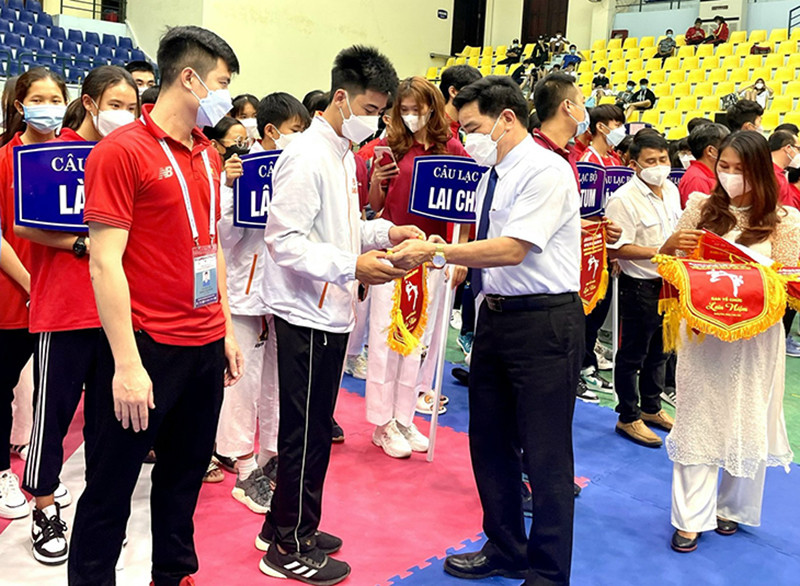 Lãnh đạo tỉnh Quảng Nam trao cờ lưu niệm, động viên các đơn vị và vận động viên tham gia. Gần 1.000 vận động viên tham gia Giải Vô địch các Câu lạc bộ Taekwondo quốc gia -0