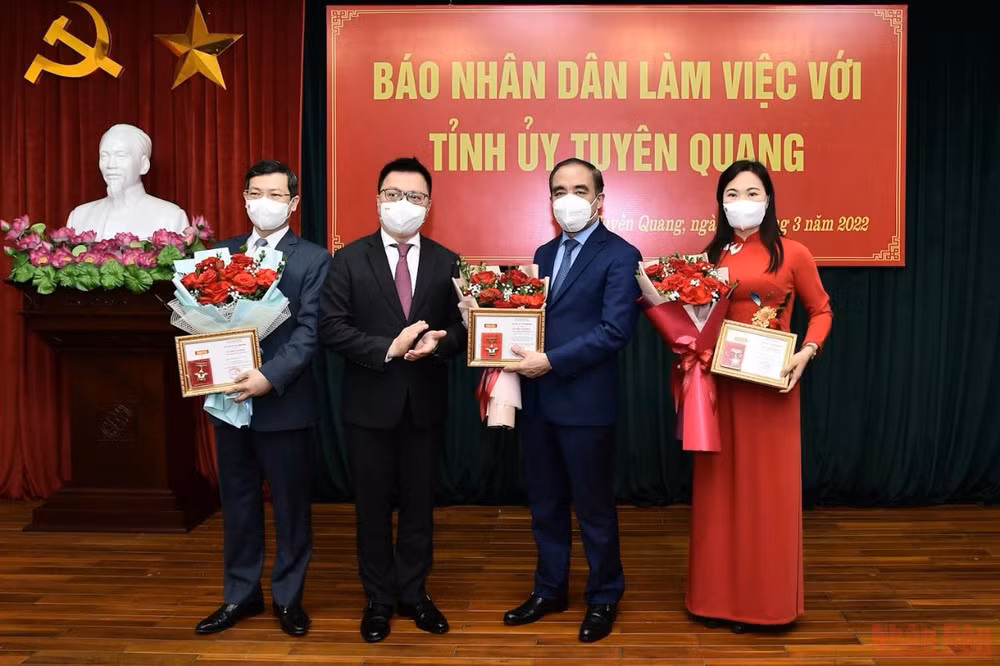 Đồng chí Lê Quốc Minh, Tổng Biên tập Báo Nhân Dân trao tặng kỷ niệm chương Vì sự nghiệp Báo Nhân Dân cho các đồng chí lãnh đạo tỉnh Tuyên Quang.
