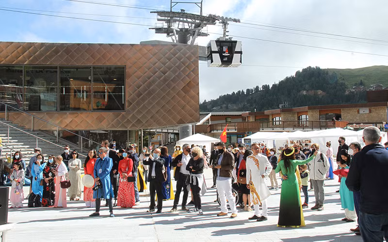 Lễ hội Việt Nam tại thị trấn La Plagne thu hút sự quan tâm của người dân địa phương (Ảnh: NDĐT)  