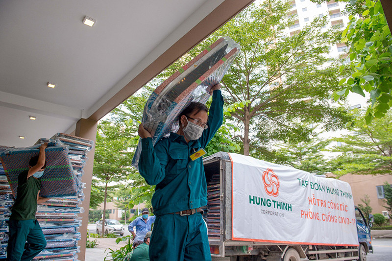 5.000 chiếc giường xếp do Hưng Thịnh trao tặng nhanh chóng được chuyển đến bệnh viện dã chiến thu dung điều trị Covid-19. Tập đoàn Hưng Thịnh hỗ trợ 35 tỷ đồng cho TP Hồ Chí Minh phòng, chống dịch Covid-19 -0