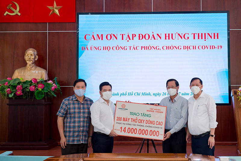 Ông Nguyễn Đình Trung – Chủ tịch Tập đoàn Hưng Thịnh (thứ 2 từ trái sang) trao tặng 200 máy thở oxy dòng cao trị giá 14 tỷ đồng cho ông Phan Văn Mãi - Ủy viên Trung ương Đảng, Phó Bí thư Thường trực Thành ủy TP Hồ Chí Minh (thứ 2 từ phải sang).