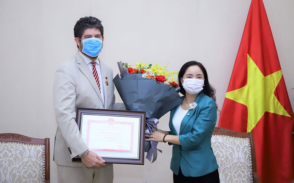 Thứ trưởng Trịnh Thị Thủy trao Kỷ niệm chương Vì sự nghiệp Văn hóa, Thể thao và Du lịch cho ông Michael Croft. (Ảnh: Bộ Văn hóa, Thể thao và Du lịch)