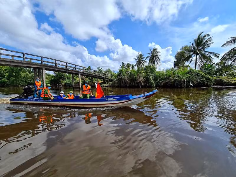 Hoạt động tuần tra, kiểm soát người nhập tỉnh tuyến đường thủy vùng giáp ranh tỉnh Cà Mau.