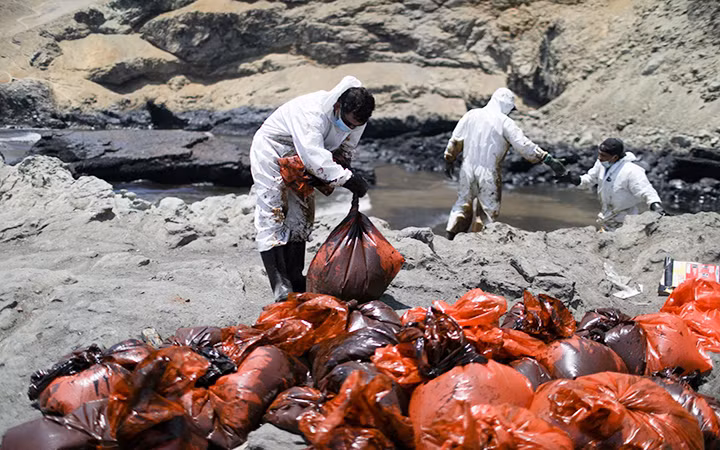 Peru nỗ lực khắc phục hậu quả sự cố dầu tràn. Ảnh REUTERS