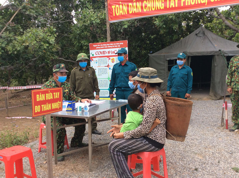 Chốt kiểm dịch đồn Biên phòng Ia Chia (huyện Ia Grai-Gia Lai), kết hợp nhiệm vụ phòng chống dịch với tuyên truyền bầu cử đại biểu Quốc hội khóa XV và đại biểu HĐND nhiệm kỳ 2021-2026. Đa dạng hóa công tác tuyên truyền về bầu cử ở Gia Lai -0