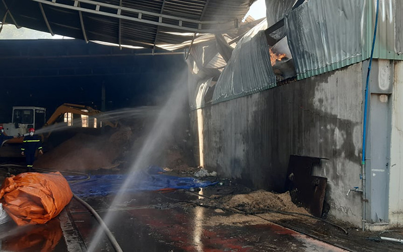 Lực lượng công an dập lửa từ bên trong xưởng. Điều tra vụ cháy lớn tại công ty chế biến gỗ ở Đồng Nai -0