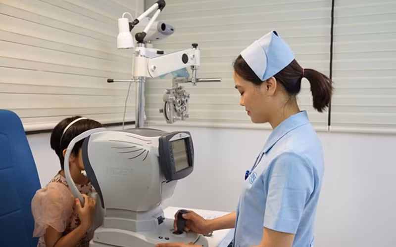 Nhân viên y tế khám, theo dõi các bệnh về mắt cho trẻ em. (Ảnh: PV/Vietnam+)