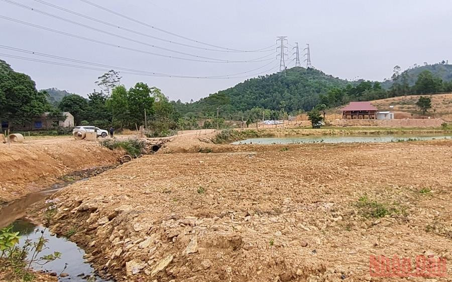 Diện tích hồ Thanh Niên bị đổ đất trái phép. Cần xử lý dứt điểm tình trạng tự ý lấp hồ nước tại thành phố Phúc Yên -0