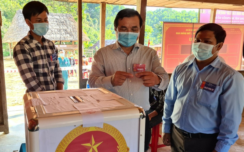 Bí thư Tỉnh ủy Quảng Nam Phan Việt Cường (đứng giữa) kiểm tra công tác bầu cử tại xã La Êê. A_5-1621140210503.jpg
