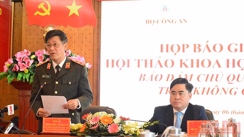 Các đồng chí chủ trì họp báo thông tin về Hội thảo.