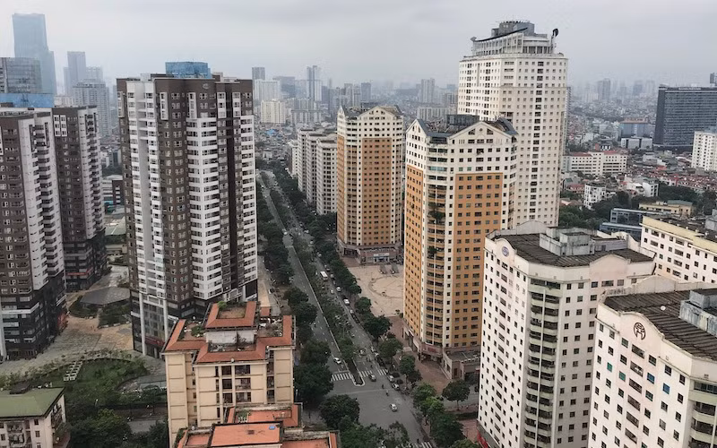 Chung cư bên đường Lê Văn Lương, Hà Nội.