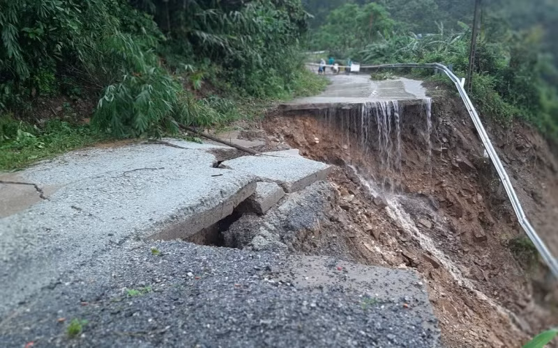 Sạt lở nghiêm trọng trên tuyến đường Eo Chim đi Trà Nham khiến hàng trăm hộ dân xã Hương Trà, huyện Trà Bồng bị cô lập.