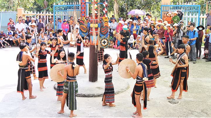 “Vũ điệu dâng trời” của người Cơ Tu -0