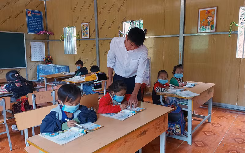 Thầy Lò Văn Chinh hướng dẫn học sinh lớp ghép 1 + 2 tại điểm bản Ma Lù Thàng làm bài tập. 