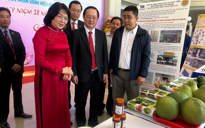 Bộ trưởng Khoa học và Công nghệ Huỳnh Thành Đạt giới thiệu các sản phẩm nông nghiệp công nghệ cao với Phó Chủ tịch nước Đặng Thị Ngọc Thịnh. Khoa học công nghệ giải quyết các bài toán lớn của khu vực và đất nước -0
