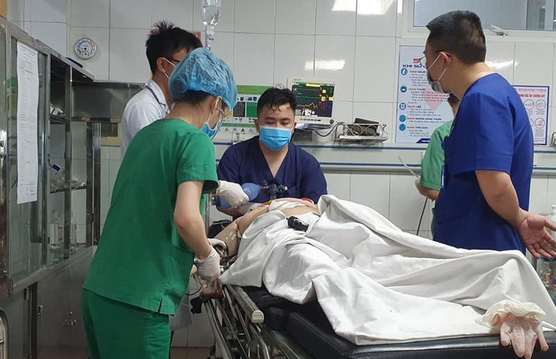 Cấp cứu các nạn nhân. Tai nạn giao thông nghiêm trọng trên QL1A, bốn người thương vong -0