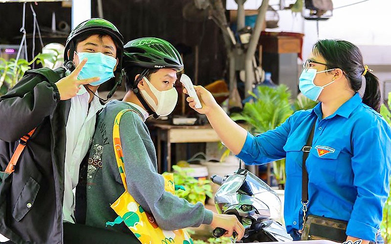 Trước những diễn biến phức tạp của dịch bệnh Covid-19, tình nguyện viên “Tiếp sức mùa thi” lại có thêm nhiều nhiệm vụ mới. Nhằm bảo đảm an toàn cho đội ngũ tình nguyện viên, năm 2021, Chương trình đã triển khai hỗ trợ 400 nghìn suất bảo hiểm. 13-1622801422703.jpg