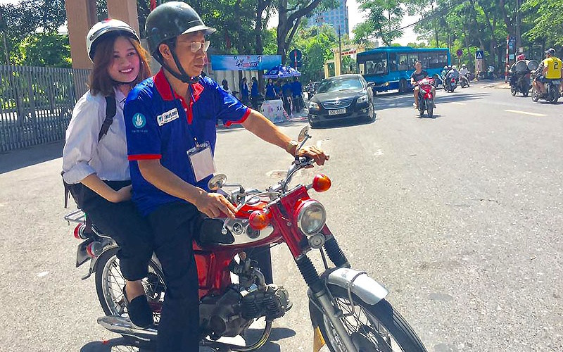 Nhưng nói như vậy, không có nghĩa rằng tình nguyện viên của “Tiếp sức mùa thi” chỉ toàn những người trẻ. Độ mở lớn của Chương trình khuyến khích mọi người dân tham gia góp sức vì một kỳ tuyển sinh diễn ra thành công và an toàn. 10-1622801423616.jpg