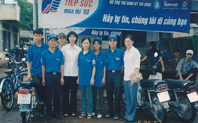 Các tình nguyện viên “Tiếp sức mùa thi” thời điểm mùa hè năm 2003. 