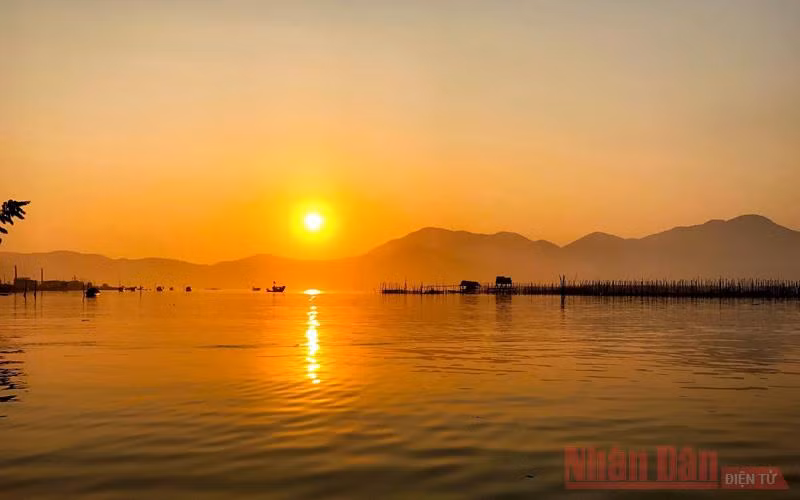 Lênh đênh đầm phá Cầu Hai, cửa biển Tư Hiền -0