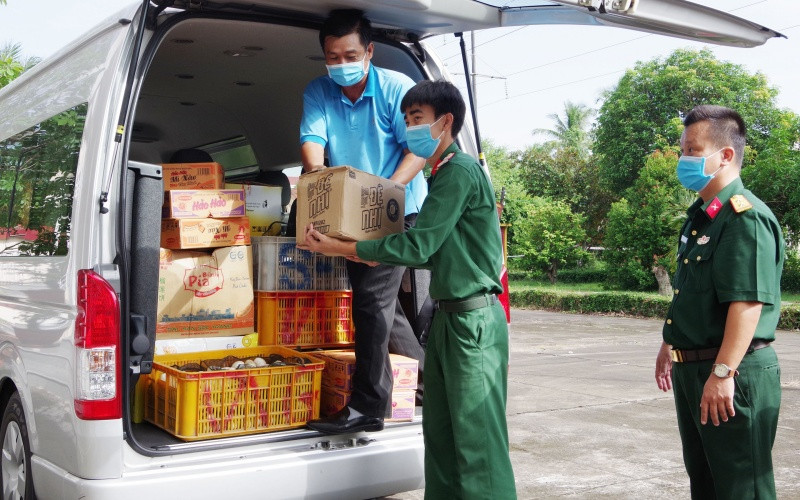Cán bộ, chiến sĩ Bộ Chỉ huy Quân sự TP Cần Thơ nhận lương thực chuyến đến các khu cách ly tập trung trên địa bàn. Bài 3: Sát cánh cùng các địa phương phía nam chống dịch -0