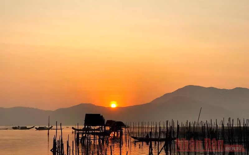 Lênh đênh đầm phá Cầu Hai, cửa biển Tư Hiền -0