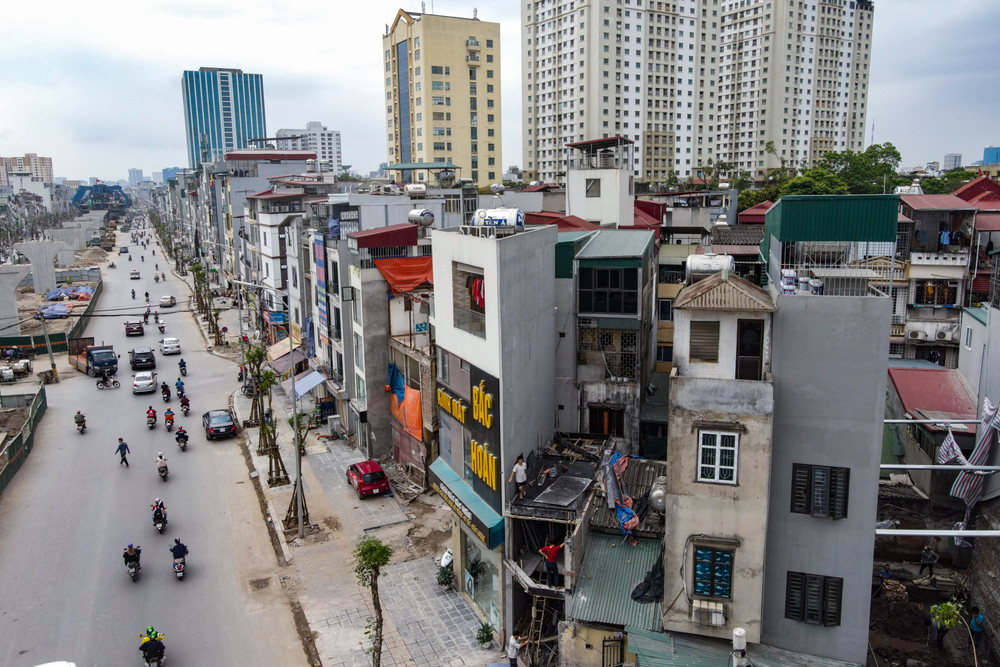 Căn nhà của bà Bắc trước kia nằm trong ngõ 169 Minh Khai, giải phóng mặt bằng nên giờ ra mặt đường. Diện tích ban đầu là 34m2, bị cắt chéo đi 14m2, khu đất thành hình tam giác khi nhìn từ phải sang trái. Đây là một trong số ít căn nhà vẫn đủ điều kiện xây dựng và đã được cấp phép xây dựng theo quy định. Nhà siêu mỏng trên đường vành đai 2 -0